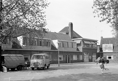 58681 Gezicht op de voorgevels van enkele huizen aan het Houtplein te Utrecht.